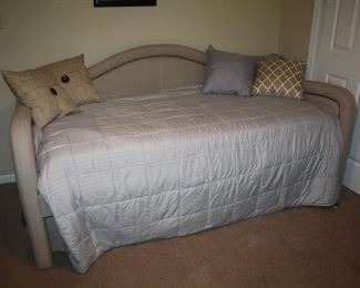 Daybed with pull out trundle