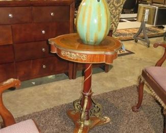LOUIS X14 SMALL TABLE, MELON VASE