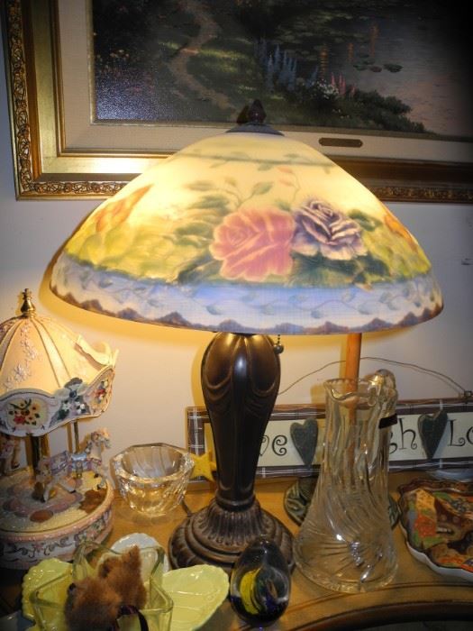 Beautiful roses stained glass lamp