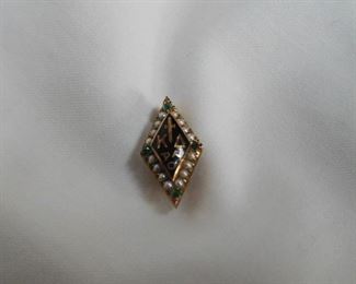 10 k Pearl and Emerald Sorority Pin