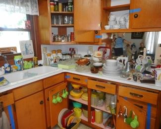 Vintage Tupperare, Vintage Pyrex Utility Dishes , Glass Bakes, Glassware 