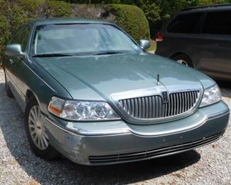 2004 Lincoln Town Car Signature - Less Than 75,000 Miles