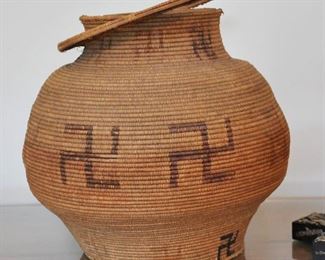 Large size Hopi basket with detached rim, it can sit carefully in place