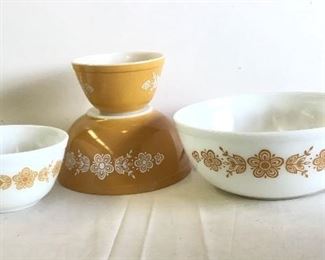 Pyrex Butterfly Gold Set of 4 Nesting Mix Bowls.