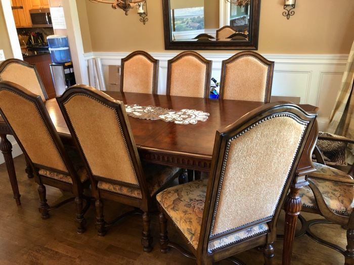 Lovely traditional dining room table & 8 chairs