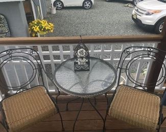 Patio table/ 2 chairs