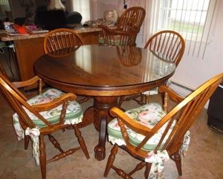 oak round pedestal base kitchen set, 4 chairs
