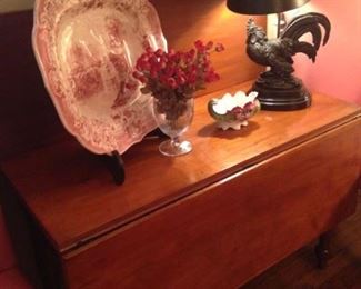 Very fine antique drop leaf table