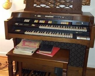 Organ with bench