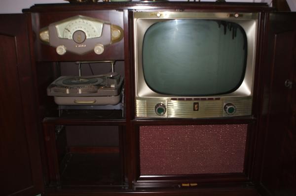 1950's Zenith TV w/radio and turntable (radio works)