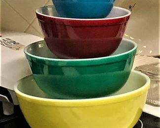 vintage Pyrex bowl set