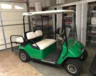EZ-GO golf cart in EXCELLENT CONDITION (Charger included w/cart)