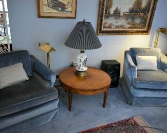 2 BLUE UPHOLSTERED CHAIRS, SIDE TABLE, FLOOR LAMPS, LAMP