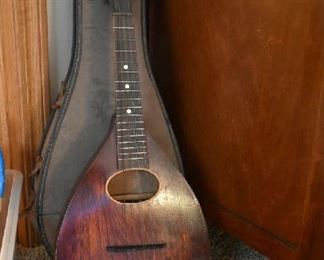VINTAGE MANDOLIN