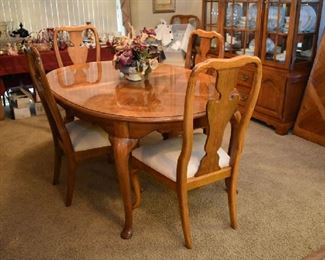 THOMASVILLE DINING TABLE W/2 LEAFS, PADS & 6 CHAIRS