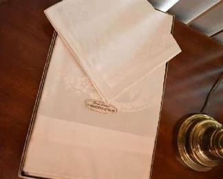 LINEN TABLECLOTH/NAPKIN SET