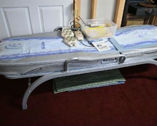 MASSAGING TABLE