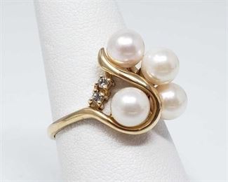 #  22 -14k Gold Ring with Pearls and Diamonds, 4.5g
Weighs approx 4.5g, Size 8