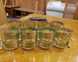 #1101: Vintage On The Rocks Glasses. Set of 8 with rack
Beautiful vintage set of on the rocks glasses complete with lime green and gold inlay .. each glass measures 3.5 inches tall..