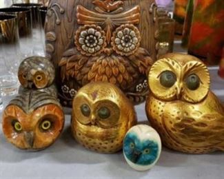 #1103: Vintage Owl Lot ... Ceramic and Handcarved 6 Pieces
1 Ceramic Owl Cookie Jar, 3 Hand Carved Owls out of Alabaster and 2 Beautiful Owl Bookends . Measurements in Pictures