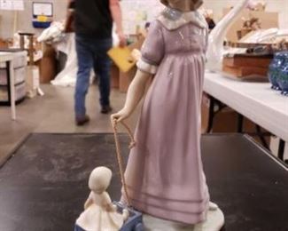 #1111: Beautiful RETIRED LLADRO porcelain figurine in mint condition
Beautiful RETIRED LLADRO porcelain figurine in mint condition and part of a personal private collection that has been kept in a glass case. Glossy glazed finish. 11" tall by 7" wide. No box.