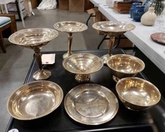 #1113: 4pieces of Sterling silver Plates, candy dishes weighs 424 plus 4 pieces with weighted bases
726 grams for the 4 pieces with weighted bases. Measurements are in pictures