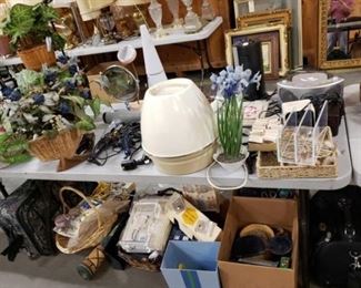 #1125: Mixed Lot, Curling Irons, Blow Dryers, Jewlery Box, Radios, Luggage Bags and More..
Mixed Lot, Curling Irons, Blow Dryers, Jewlery Box, Radios, Luggage Bags and More..