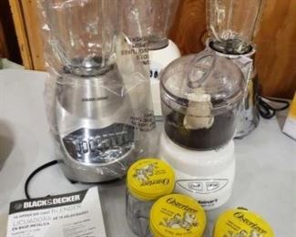 #1206: 3 Blenders, Mini Food Processor and Mini-Blend Containers
Two Osterizer Blender, unused Black&Decker Blender, Cuisinart mini processor and 3 Osterizer mini-blend containers