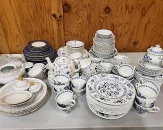 #1215: 4 Partial China Sets
Metterteich Bavaria Lady Beatrice, J&G Meakin Classic, Furnival Limited and Retroneu