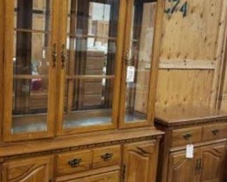 #1516: Thomasville China Hutch and Buffet
Thomasville China Hutch 56"×18"×81" and Buffet 38"×18"×34", Top Extends to 76" Wide