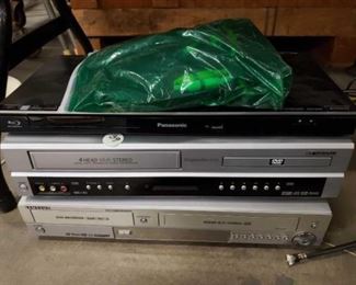 #1702: Panasonic Blu-Ray DVD Player, Samsung and Sansui VHS/DVD Players
Panasonic Blu-Ray DVD Player, Samsung and Sansui VHS/DVD Players