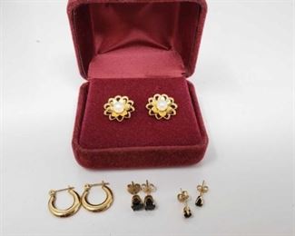 #170: 4 Pairs of 14k Gold Earrings, 4.1g
Combined weigh approx 4.1g