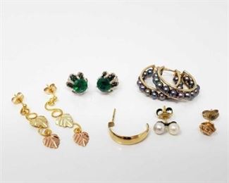 #199: 3 Pairs of 10k Gold Earrings and 3 Loose earrings
Weighs approx 6.6g