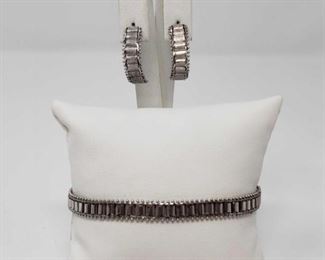 #163: 14k White Gold Earring and Bracelet Set, 14.9g
Combined weigh approx 14.9g, bracelet measures approx 7"