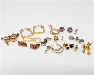 #182: 14k Gold and Gold Filled Earrings, 11.8g
All 14k earrings combined weigh approx 11.8g, one earring contains diamonds,