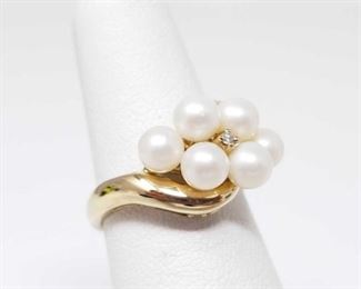 #42: 10k Gold Ring with Pearls and a Diamond, 3.5g
Weighs approx 3.5g, Size 5