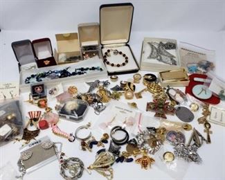#225: Misc Costume Jewelry
Misc Costume Jewelry