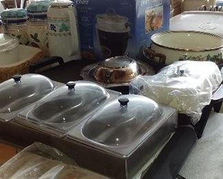 Lots of kitchen ware 