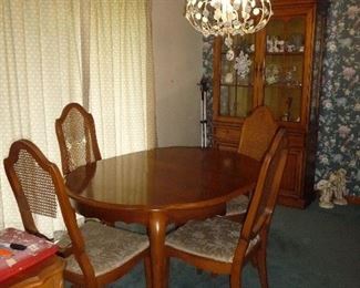 4 chairs / table / hutch