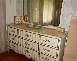 long chest / mirror