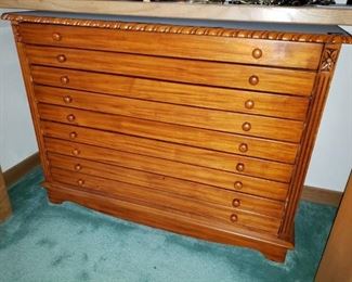 NICE JEWELRY CABINET