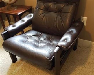 MID-CENTURY CHAIR