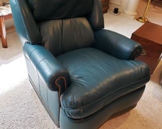 HANCOCK & MOORE TOP QUALITY LEATHER RECLINER CHAIR