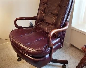 EXECUTIVE DESK CHAIR