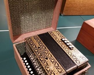 EXCELLENT HOHNER ACCORDIAN
