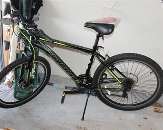 Hit the trails or the road with this hybrid Schwinn bicycle.