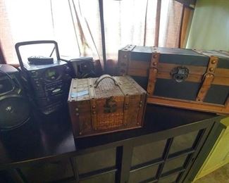STEREO AND WOODEN DECO BOXES