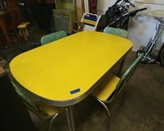 vintage table with 4 chairs very good condition