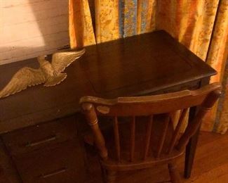 Singer sewing machine and table