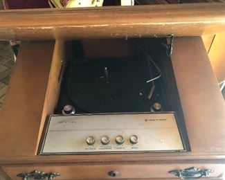 Voice of music. Case with phonograph and speakers